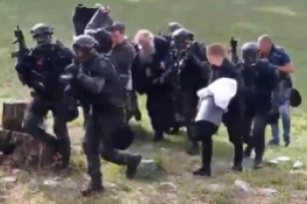 VELIKA DRAMA I ORGANIZACIJA PRATILI PREBACIVANJE PATRIJARHA PORFIRIJA I MITROPOLITA JOANIKIJA NA CETINJE! Neverovatno! (VIDEO)