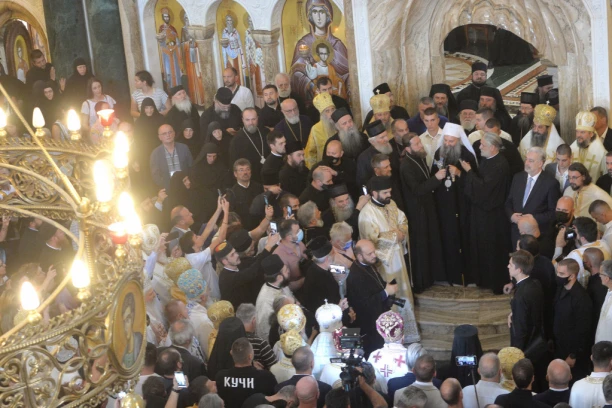 MITROPOLIT JOANIKIJE POSLAO SNAŽNU PORUKU IZ PODGORICE: Evo šta je rekao nakon ustoličenja!