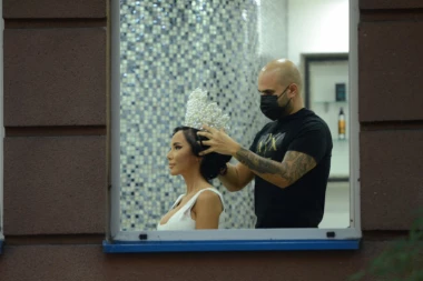 ALEKSANDRA SUBOTIĆ KAO PRAVA KRALJICA ULAZI U ZADRUGU 5: Bogat nakit i kruna RASPAMETIĆE sve! (FOTO)