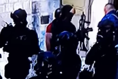 POLICAJAC ISPRED MANASTIRA NA CETINJU ODUŠEVIO POTEZOM: Spustio oružje i prekrstio se (VIDEO)