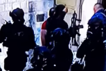 POLICAJAC ISPRED MANASTIRA NA CETINJU ODUŠEVIO POTEZOM: Spustio oružje i prekrstio se (VIDEO)