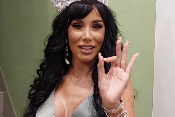 ŠTA URADI TO? Aleksandri Subotić ZAKAZ'O FOTOŠOP? Starleta se zaigrala, deformisala telo! (FOTO)