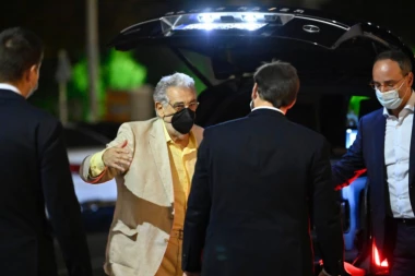 VESIĆ POŽELEO DOBRODOŠLICU NAJVEĆEM OPERSKOM PEVAČU DANAŠNJICE: Uživaćemo u njegovom koncertu (FOTO)