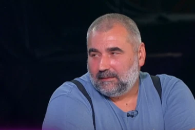 MIKI ĐURIČIĆ PREVARIO ŽENU: Misleći da ih niko ne vidi, zadrugarka mu prišla i POLJUBILA GA! (VIDEO)