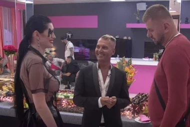 JANJUŠ ODLEPIO ZA DENIZ: Podiže joj suknju i proverava donji veš, Marinkovićima neće biti dobro! (FOTO/VIDEO)