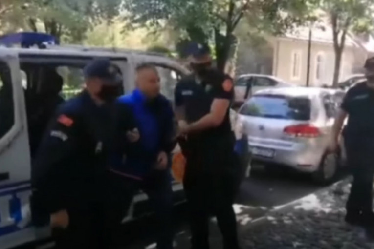 Veselin Veljović u zgradu suda sproveden sa lisicama 