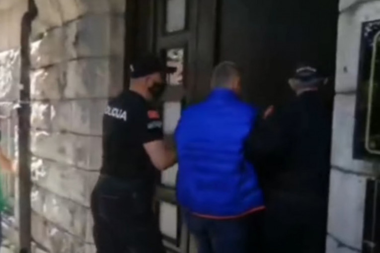 Policija Veselina Veljovića uvodi u sud