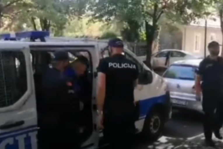 Veselin Veljović izlazi iz policijskog kombija