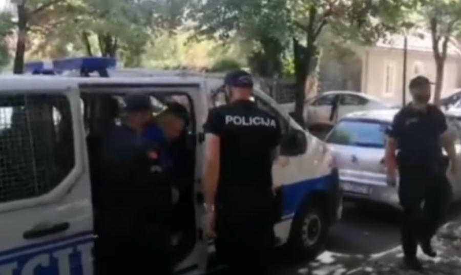 Veselin Veljović izlazi iz policijskog kombija