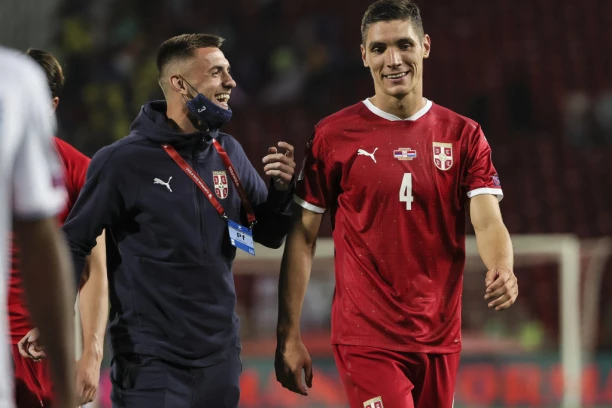 GOSPODO, MOLIM VAS STANITE U RED: Još jedan klub PROGANJA srpskog reprezentativca!