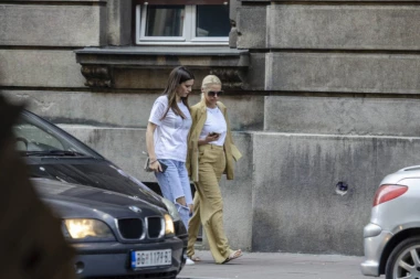 PAPARACO! Uhvatili smo Natašu Bekvalac u centru Beograda VIDNO NERASPOLOŽENU! (FOTO/VIDEO)