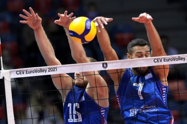 DOSIJE IKS U ARENI: Publika zbunjena - čudne stvari tokom duela srpskih odbojkaša! Gledate na sopstvenu odgovornost (VIDEO)