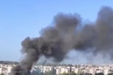 OBLAK GUSTOG DIMA NAD NOVIM BEOGRADOM! Veliki požar u Agostina Neta! (VIDEO)
