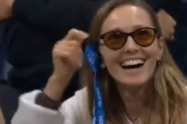 CEO STADION GLEDAO SAMO U NJU: Kako je Jelena UKRALA SLAVU Novaku Đokoviću! (VIDEO)