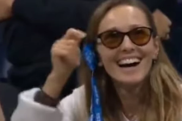 CEO STADION GLEDAO SAMO U NJU: Kako je Jelena UKRALA SLAVU Novaku Đokoviću! (VIDEO)