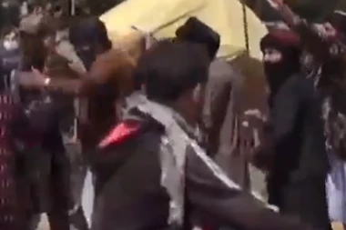 VUK DLAKU MENJA, ALI ĆUD...! TALIBANI MLATE ŽENE PO ULICAMA AVGANISTANA! Tretiraju ih i bičuju kao stoku! (UZNEMIRUJUĆI VIDEO)