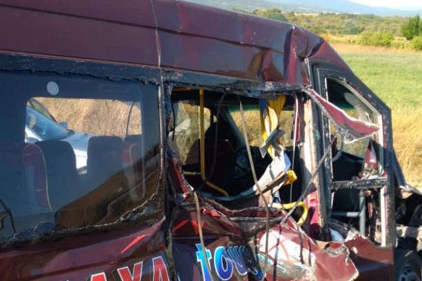 FOTOGRAFIJE SA MESTA NESREĆE! Smrskan autobus na pružnom prelazu, povređeno 13 osoba