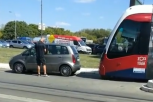 BAHATI VOZAČ ZAUSTAVIO SAOBRAĆAJ NA AUTOKOMANDI: Parkirao auto usred kružnog toka! (VIDEO)