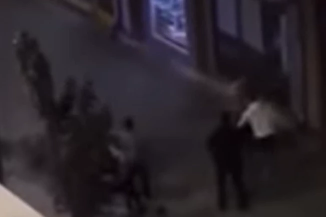 MASOVNA TUČA U CENTRU ALEKSINCA: Letele pesnice, jedan muškarac završio u izlogu lokala! (VIDEO)