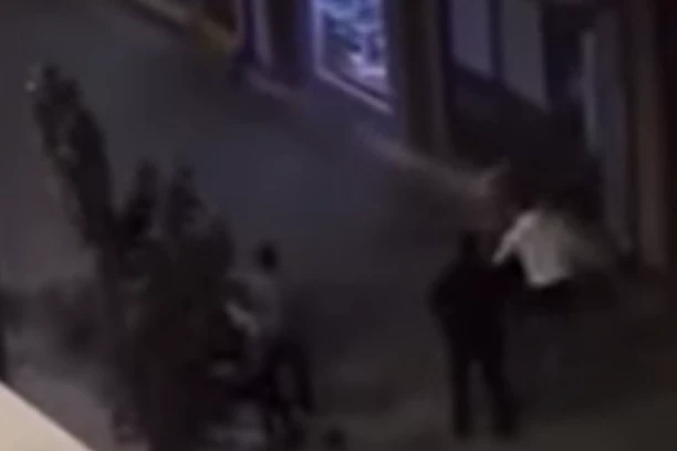 MASOVNA TUČA U CENTRU ALEKSINCA: Letele pesnice, jedan muškarac završio u izlogu lokala! (VIDEO)