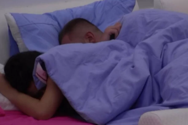 MENSUR I MILICA NE MOGU DA SE OBUZDAJU: Maloletnica PALA na njegov ŠARM, pa mu sve DOPUSTILA! (VIDEO)