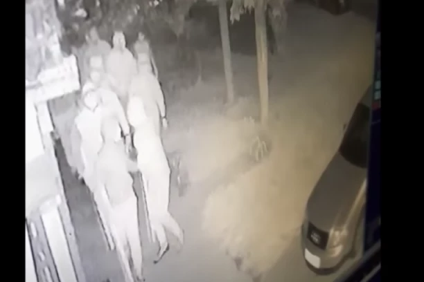 UNAKAZILI SU NAM DETE OD BATINA!  14 momaka palicama tukli dečaka, kamere sve snimile (VIDEO)