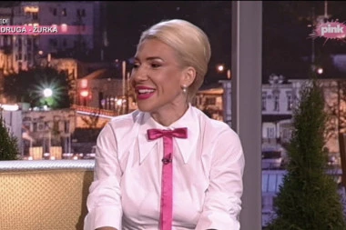 JOVANA JEREMIĆ DONELA AMIDŽIĆU TAJANSTVEN POKLON: Emotivnim rečima voditeljka zamalo rasplakala KOLEGU! (FOTO)