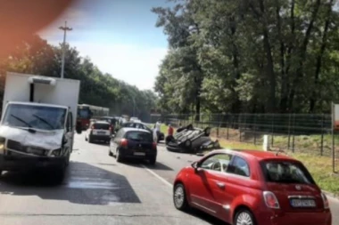 NESREĆA NA KOŠUTNJAKU: Žena preticala kolonu, izgubila kontrolu i prevrnula se na krov
