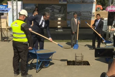 PREDSEDNIK VUČIĆ POLOŽIO KAMEN TEMELJAC NOVE FABRIKE VAKCINA: Ponosan sam na naše lekare i našu borbu protiv kovida (VIDEO)