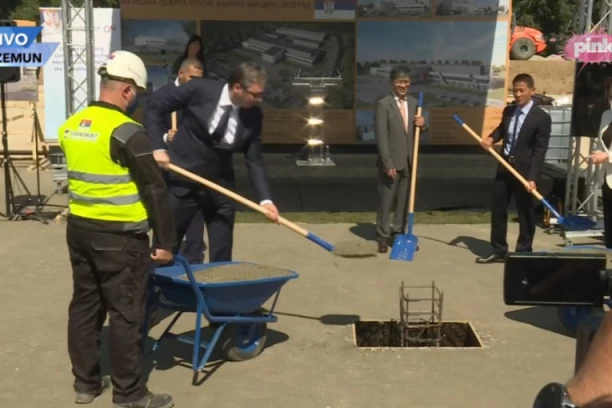 PREDSEDNIK VUČIĆ POLOŽIO KAMEN TEMELJAC NOVE FABRIKE VAKCINA: Ponosan sam na naše lekare i našu borbu protiv kovida (VIDEO)