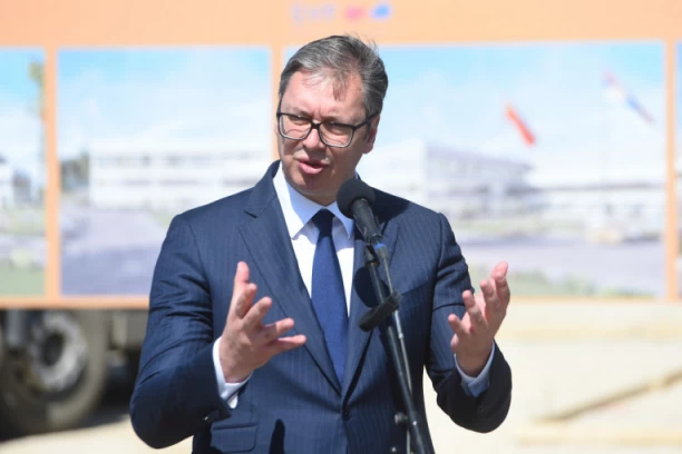 PREDSEDNIK VUČIĆ POSLAO MOĆNU PORUKU! Ponosan sam što smo hrabri i visoko podižemo lestvicu! (VIDEO)