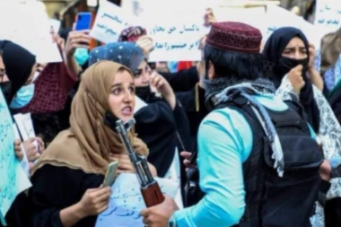 TALIBANI UVODE SVE STROŽE RESTRIKCIJE ZA ŽENE: Otac će ići u zatvor ako ćerka izađe bez burke!