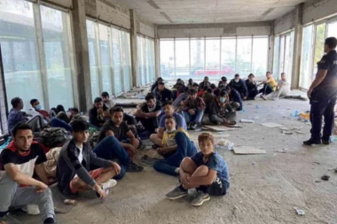 POLICIJA MU U KUĆI ZATEKLA 40 MIGRANATA! Hapšenje u Somboru!