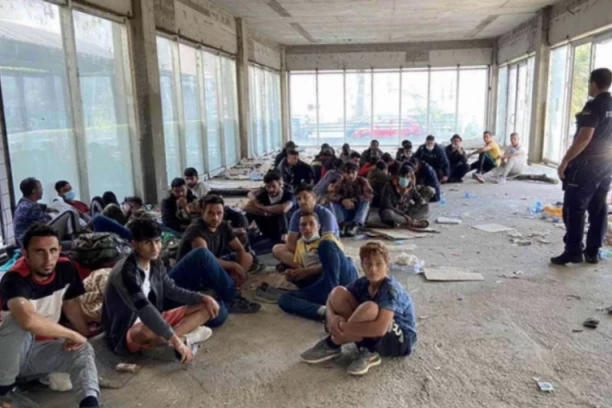 POLICIJA MU U KUĆI ZATEKLA 40 MIGRANATA! Hapšenje u Somboru!