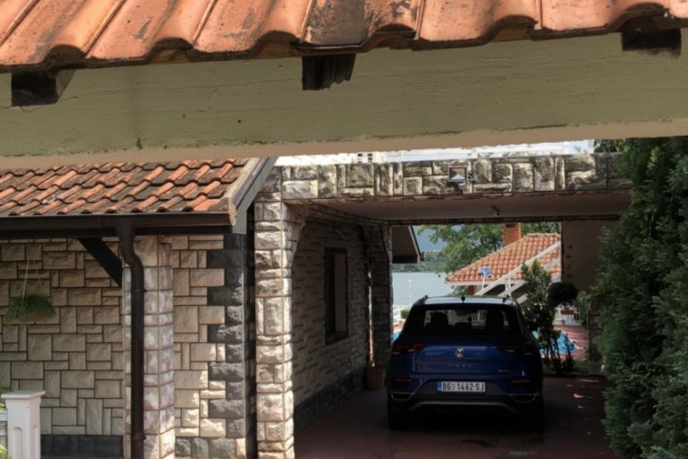 Automobil u vikendici Dejana Stankovića