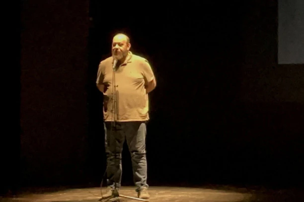 POEZIJOM U VEČNOST: Ljubomir Bandović oprostio se od Laneta emotivnim gestom, poslao VEČNI POLJUBAC! (VIDEO)