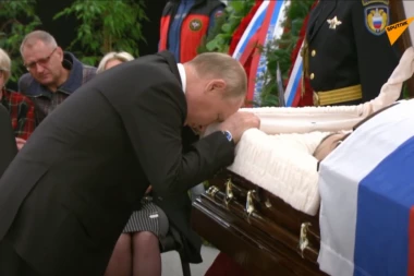 HEARTBREAKING FOOTAGE FROM THE FUNERAL, PUTIN OVERCOME WITH EMOTION: Russian president pays last farewell to his late minister! (VIDEO)