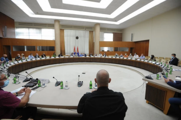 UKIDAJU SE KOVID PROPUSNICE! Krizni štab prelomio: Evo šta je sve odlučeno na sednici