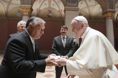 PAPA U MAĐARSKOJ DOČEKAN NA NOŽ! Orban se sastao s poglavarom rimokatoličke crkve, ali UVREDE SU BILE BRUTALNE! (FOTO)