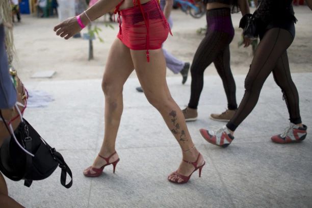 NARUČIO ESKORT DAMU, A ONDA MU SE NA VRATIMA POJAVILA OSOBA KOJA GA JE ŠOKIRALA! U neverici je gledao u ženu koja je došla 45 minuta kasnije!