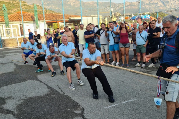 SPEKTAKULARNO TAKMIČENJE NA CRNOGORSKOM PRIMORJU: Red sporta, pa red druženja na Radničkim igrama 2021