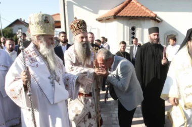 PATRIJARH PORFIRIJE SLUŽI LITURGIJU U JASENOVCU! Veliki broj ljudi došao da se pokloni i njemu i žrtvama zloglasnog logora!