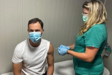 MINISTAR SINIŠA MALI PRIMIO TREĆU DOZU: Pozvao sve da se vakcinišu jer je to jedini spas