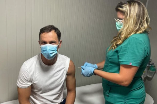 MINISTAR SINIŠA MALI PRIMIO TREĆU DOZU: Pozvao sve da se vakcinišu jer je to jedini spas