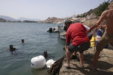 TERRIFYING, GREEK MAN CATCHES HIS COLLEAGUE'S CORPSE INSTEAD OF A FISH! The entire country was sickened by what he did next!