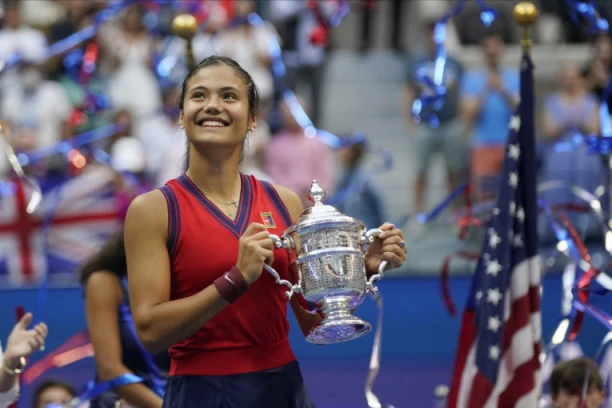 BRITANSKA ZONA ZAMFIROVA: Mlađana šampionka US opena zablistala na NAJGLAMUROZNIJEM DOGAĐAJU sa najvećim svetskim zvezdama!