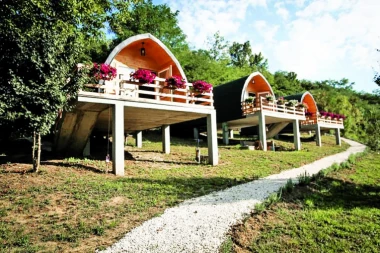 AKO ZATREBA, BIĆE JOŠ VAUČERA! ČITAJTE U SRPSKOM TELEGRAFU!