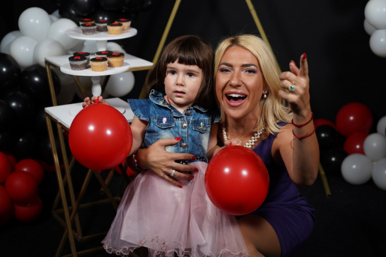 Jovana i Lea oduševljene proslavom rođendana Republike