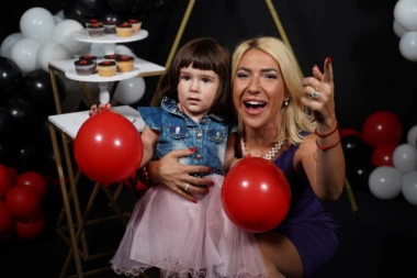 Jovana Jeremić nam poručuje za rođendan: Želim vam da budete kao naša Republika Srbija, inovativniji i ekskluzivniji svakog novog dana! (FOTO/VIDEO)