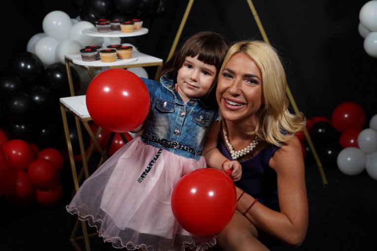 Jovana Jeremić sa ćerkom Leom na proslavi rođendana Republike